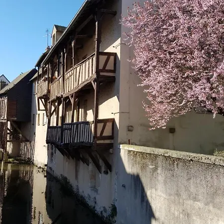 La maison Virginie logements de 1 à 5 pers centre, climatisation, parking, linge, wifi, proximité lac canal piscine Montargis Exterior foto