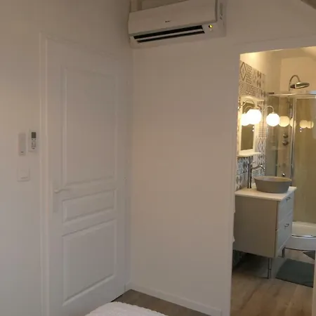 La maison Virginie logements de 1 à 5 pers centre, climatisation, parking, linge, wifi, proximité lac canal piscine Montargis Exterior foto