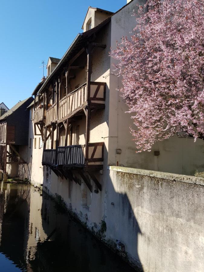 Apartment La Maison Virginie Appartements Climatises De 1 A 5 Pers Cosy Hyper Centre Cour Parking Linge Fibre Proximite Port Lac Canal Piscine Montargis