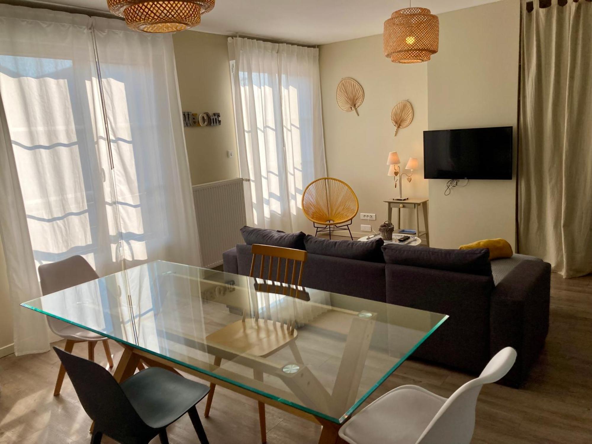 Apartment La Maison Virginie Appartements Climatises De 1 A 5 Pers Cosy Hyper Centre Cour Parking Linge Fibre Proximite Port Lac Canal Piscine Montargis